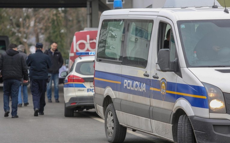 Nokautirao ženu laktom dok je vozio auto. DORH ga prijavio za obiteljsko nasilje